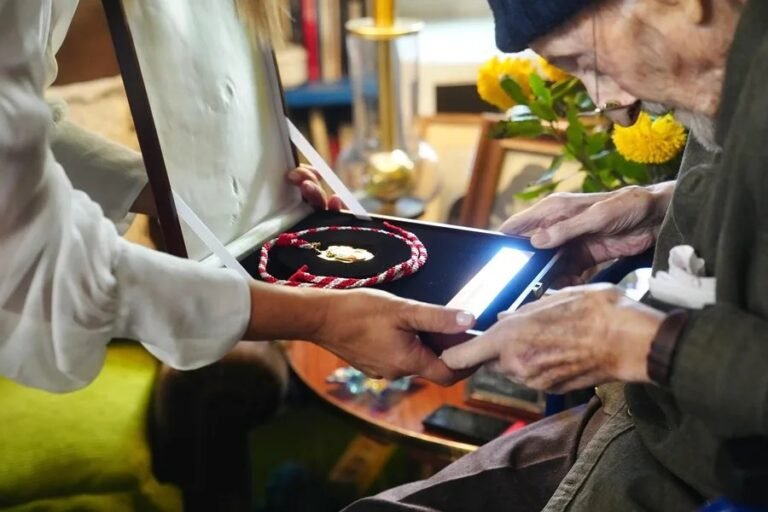 Álvaro Pombo muestra su agradecimiento tras recibir la Medalla de Oro de Cantabria