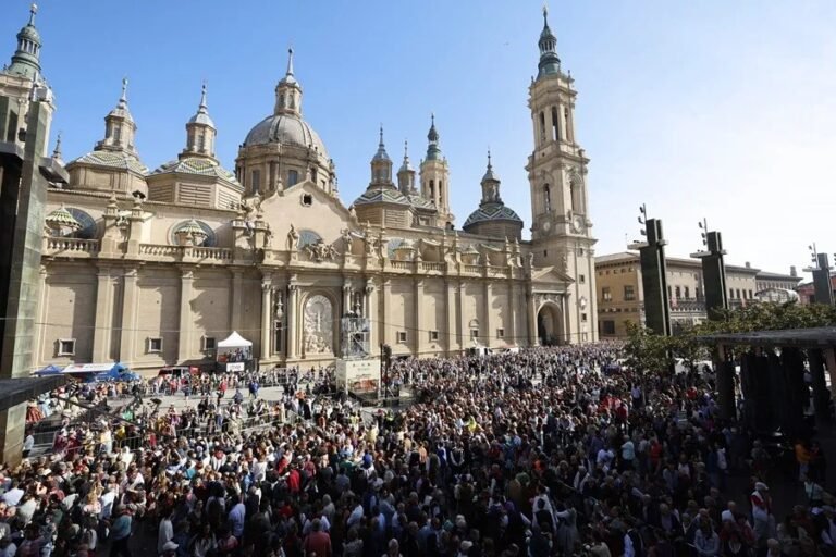 La Virgen del Pilar brilla en Zaragoza con su manto floral mientras se producen 17 detenidos y 20