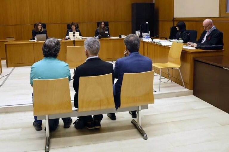 Condena de dos años por acosar a familia que solicitó un 25 % de clases en español en tribunales