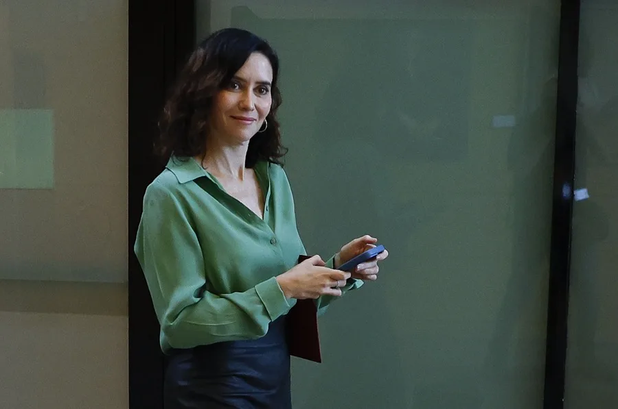 Ayuso critica a Sánchez por su tono «machista» en el debate sobre el aborto y Feijóo propone