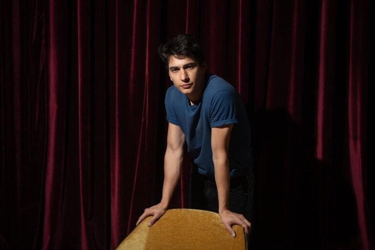 Enzo Vogrincic se adentra en la literatura con su obra "La sociedad de la nieve", donde el arte