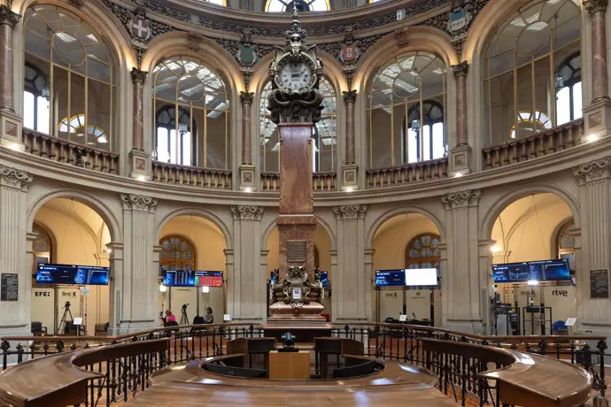 El Ibex 35 continúa en positivo (+0,09%) y se aproxima a los 15.600 en la media sesión