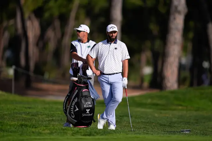 Rahm compite en el Open de España desafiando al viento en un emocionante torneo