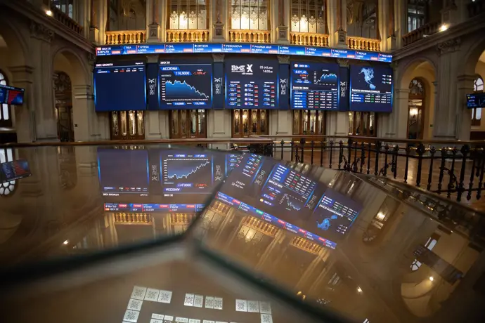 El Ibex 35 desciende un 0,60% al cierre y no consigue mantener los 15.600 puntos.