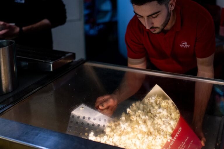 La asistencia al cine disminuye un 5,4% en 2024, con mínimos históricos para radio y TV, pero