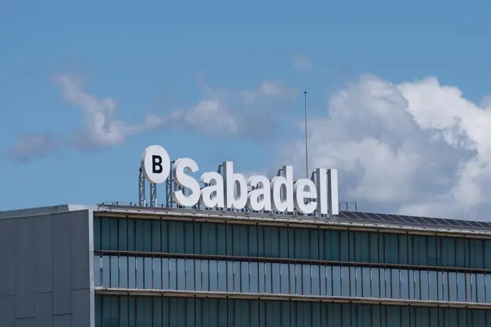 David Martínez felicita a Sabadell tras la caída de la OPA de BBVA con un mensaje de apoyo y