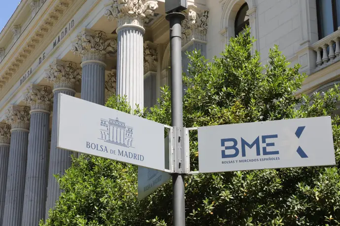 El Ibex 35 alcanza los 15.900 puntos (+0,4%) en la apertura y regresa a niveles de 2007