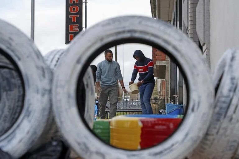 Migrantes realizan trabajos