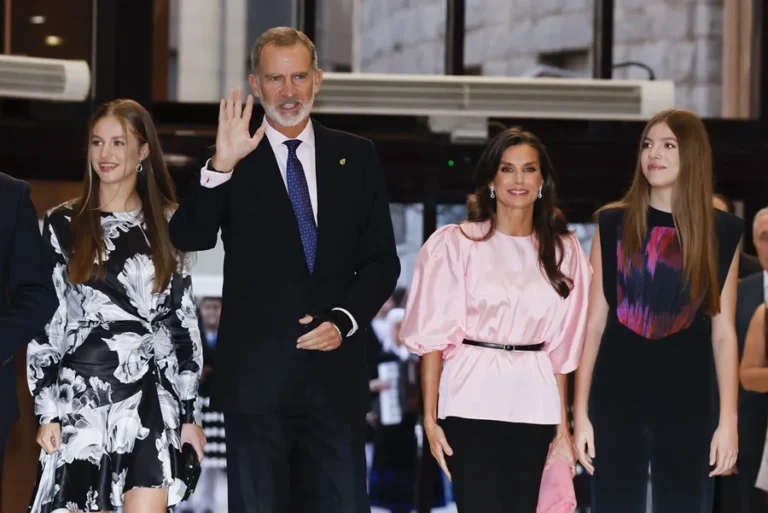 Los reyes y sus hijas inician los actos de los premios Princesa de Asturias sobre el Pitanxo