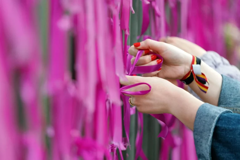 Detenido un hombre por el asesinato de su pareja en Librilla, vecinos forman una cadena humana en