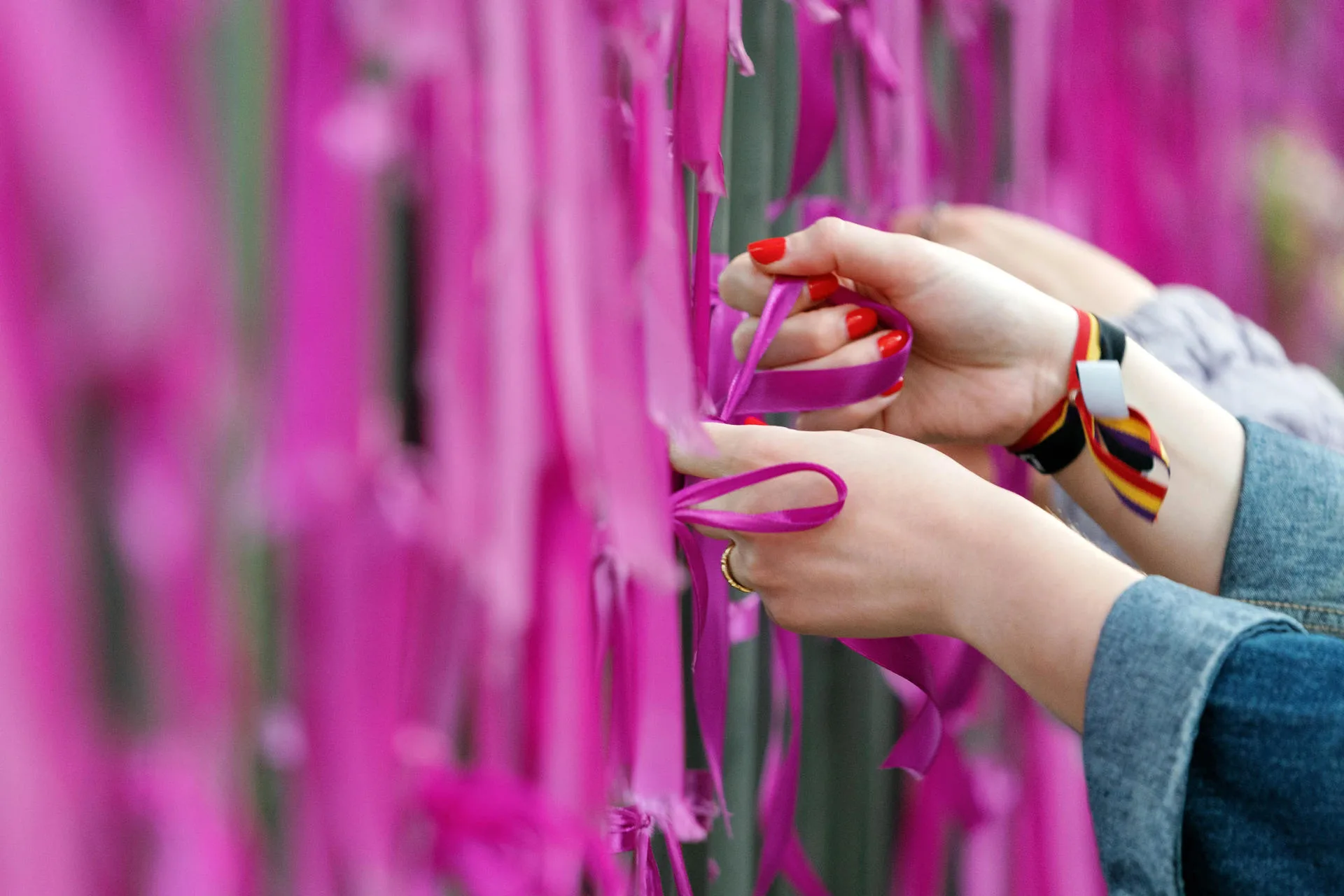 Detenido un hombre por el asesinato de su pareja en Librilla, vecinos forman una cadena humana en