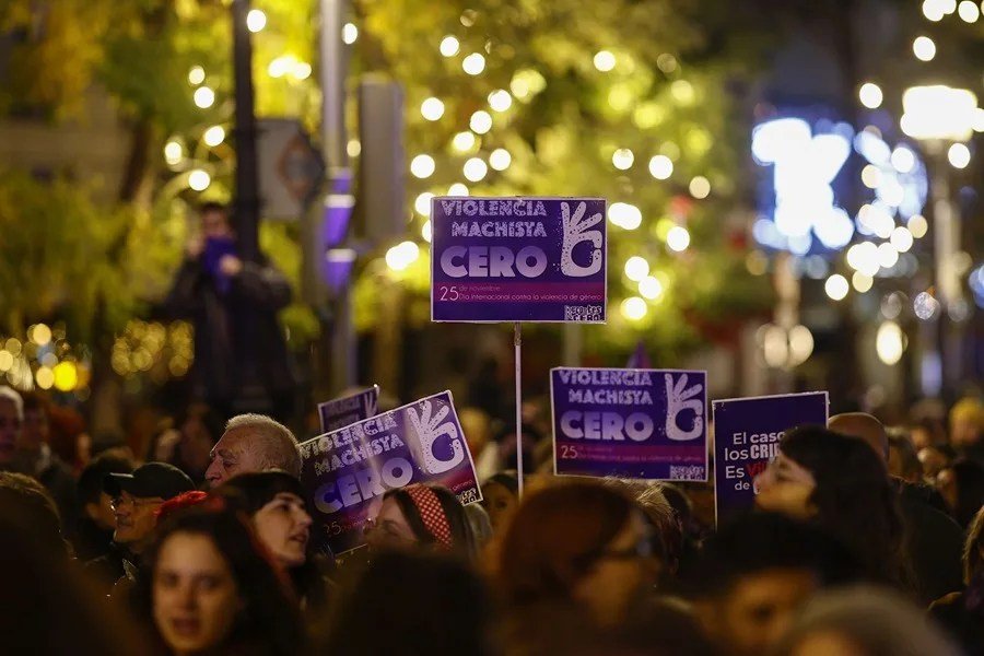 Varias personas participan en la manifestaci&oacute;n con motivo del D&iacute;a Internacional para la Eliminaci&oacute;n de la Violencia contra las Mujeres.