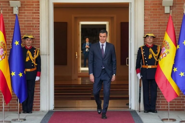 Sánchez cumple dos años desde su última investidura con la determinación de continuar a pesar