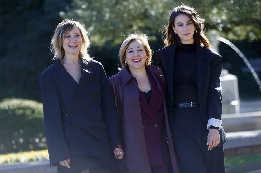 Las actrices Carmen Machi (c), Nathalie Poza (i), y Claudia Salas (d).