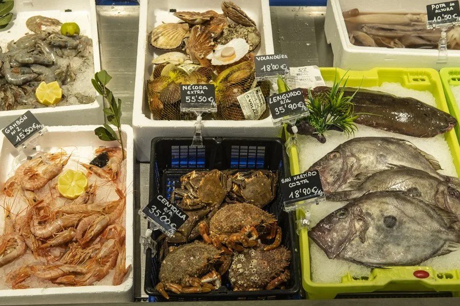 Pescado y marisco puesto a la venta en el Mercado de Ponte