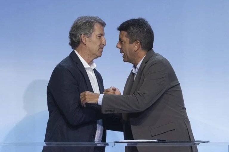 El presidente del PP, Alberto N&uacute;&ntilde;ez Feij&oacute;o, saluda al president de Valencia Carlos Mazon