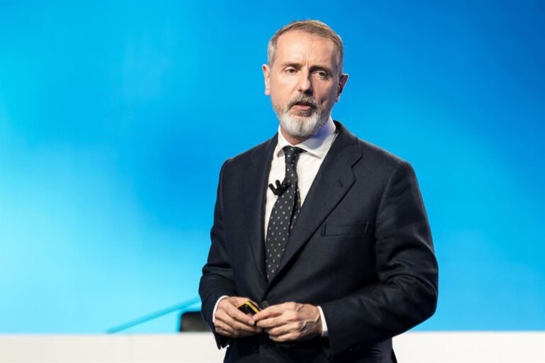 Telefónica desciende un 4% en Bolsa, restando 4.000 millones a su capitalización tras el plan