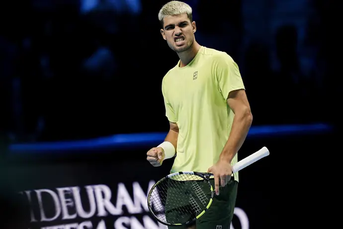 Alcaraz vence a Fritz y avanza a semifinales de las ATP Finals y al puesto número uno