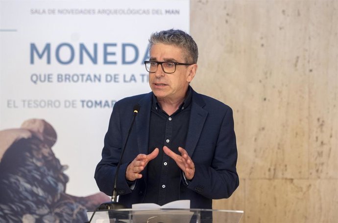 Archivo - El secretario de Estado de Cultura, Jordi Mart&iacute;, interviene en la apertura de la exposici&oacute;n temporal 'Monedas que brotan de la tierra. El Tesoro de Tomares, Sevilla', en el Museo Arqueol&oacute;gico Nacional (MAN), a 12 de mayo de 2025, en Madrid (Espa