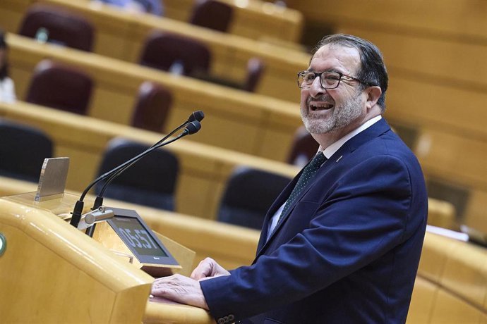 El Senado rechaza la intromisión de García Montero en las funciones de la RAE