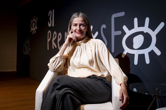 La productora Emma Lustres, posa para Europa Press, a 28 de noviembre de 2025, en Madrid (Espa&ntilde;a). Recibe la Medalla de Oro por su papel decisivo en la producci&oacute;n, su visi&oacute;n de futuro y su defensa activa de los derechos de los productores.