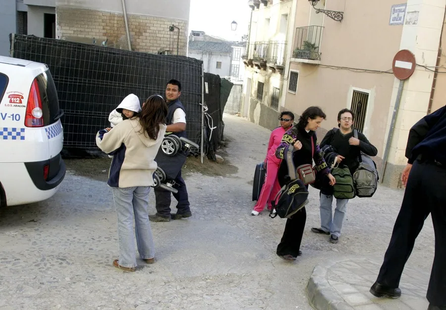 Desalojados cuatro bloques de vecinos en Huesca por peligro de derrumbe; Felipe González propone