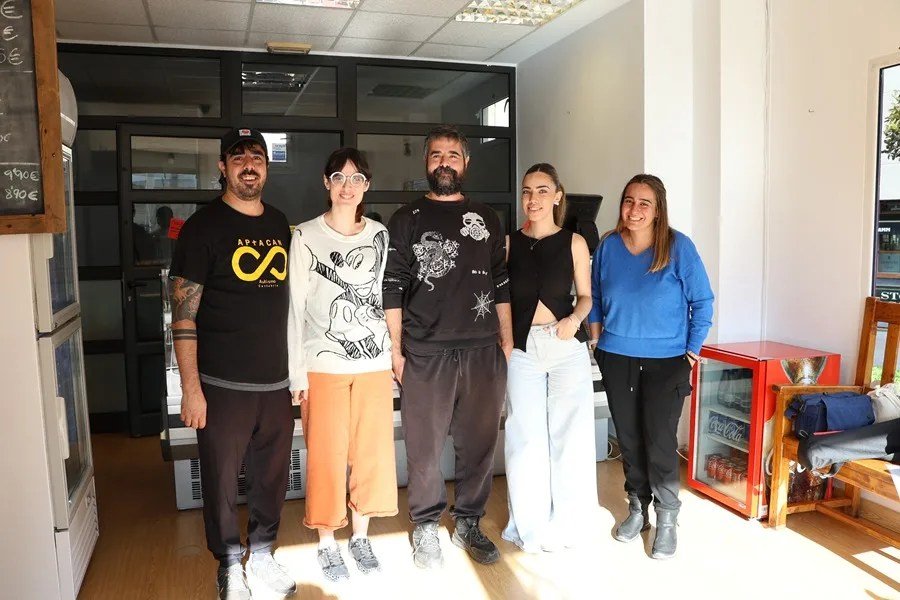 El director del centro especial de empleo de Aptacan, Alberto Bali&ntilde;as, la responsable de empleo y vida adulta de Aptacan, Sandra Galdanes, as&iacute; como de la persona autista que trabaja en la tienda Adriana Mart&iacute;nez acompa&ntilde;ada del personal de apoyo en la tienda de comida para llevar que han abierto en Malia&ntilde;o (Cantabria).