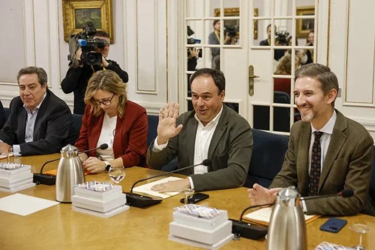 Vox asegura tener contactos con el PP sobre la sucesión de Mazón, pero aún no hay negociaciones