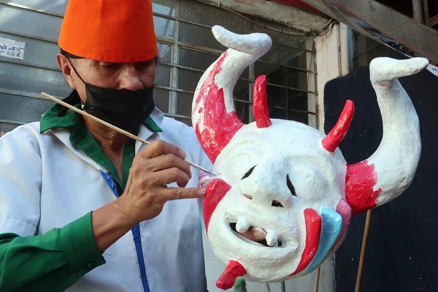 El arte de las caretas en Ecuador, un símbolo del adiós cada fin de año