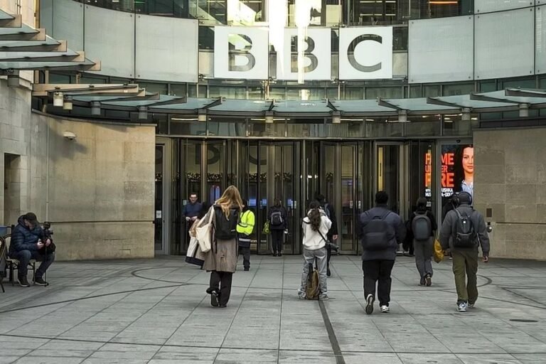 La BBC cierra un año de tensiones tras un desafío con Trump y sus políticas