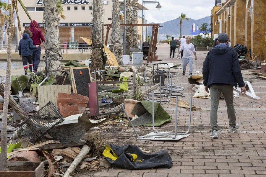 Vista de da&ntilde;os ocasionados por varias mangas marinas en las terrazas de bares y mobiliario urbano en el Puerto de Mazarr&oacute;n (Murcia).
