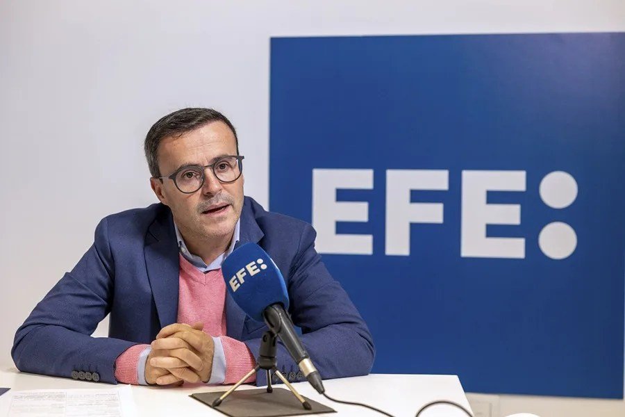 Gallardo dice que si se hubiera marchado, la derecha atacaría al PSOE con mentiras. El PSOE pide