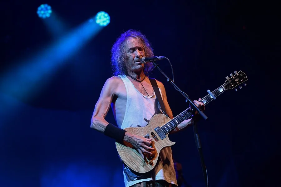 Fallece Robe Iniesta, vocalista de Extremoduro, a los 63 años, dejando un legado en la música