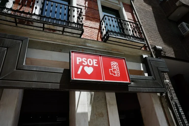 Continúan las renuncias por acoso en el PSOE, mientras el alcalde de Algeciras se aparta del PP