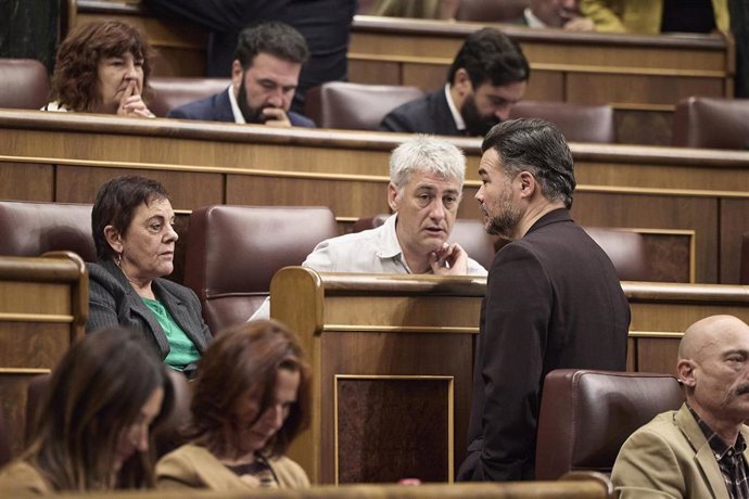 El portavoz de ERC en el Congreso, Gabriel Rufi&aacute;n (d), conversa con la portavoz de EH Bildu en el Congreso, Mertxe Aizpurua, y el diputado Oskar Matute durante una sesi&oacute;n plenaria en el Congreso de los Diputados, a 13 de noviembre de 2025, en Madrid (Espa