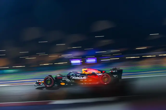 Verstappen triunfa en Catar, McLaren comete un error y Sainz logra el podio