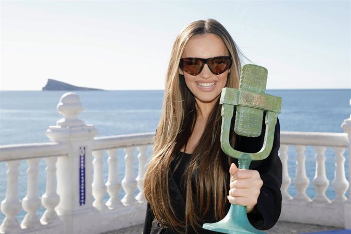 Archivo - La cantante Melody posa tras ganar el Benidorm Fest 2025, a 2 de febrero de 2025, en Benidorm, Alicante, Comunidad Valenciana (Espa&ntilde;a). Ayer, 1 de febrero, se celebr&oacute; la gala final del Benidorm Fest 2025, tras las semifinales del 28 y 30 de ener