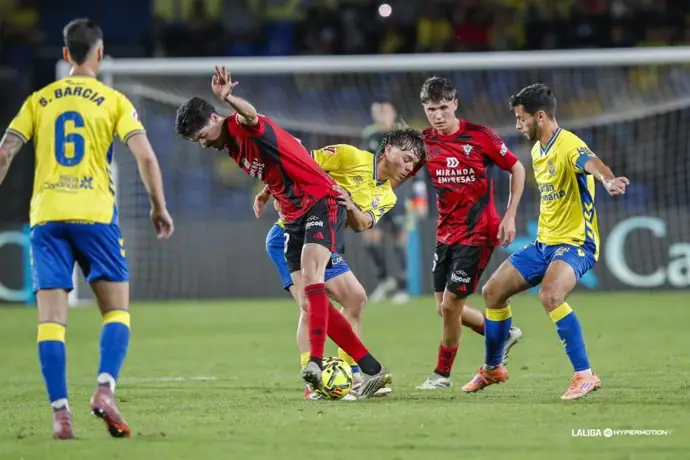 Las Palmas se mantiene con diez ante el Mirandés y el Zaragoza empata en Málaga