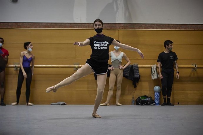Archivo - Algunas de las cinco bailarinas ucranianas acogidas por la Compa&ntilde;&iacute;a Nacional de Danza (CND), junto as sus nuevos compa&ntilde;eros, durante una clase de ballet en la sede del CND, a 6 de marzo de 2022, en Madrid (Espa&ntilde;a) Las bailarinas: Kateryna Chupin