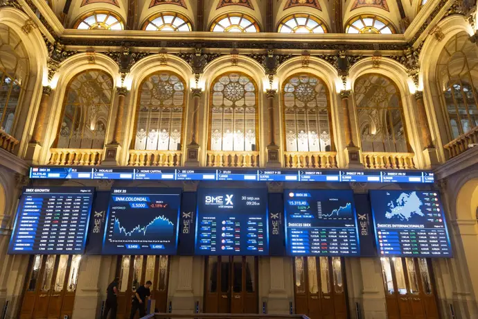 El Ibex 35 no consigue mantener los 17.000 puntos, aunque avanza un 1% en la semana