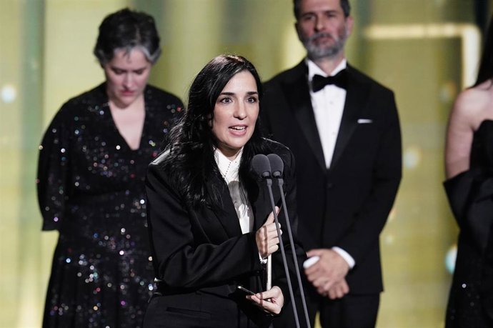 La directora Alauda Ruiz de Azua interviene junto al equipo de 'Los domingos' tras recoger el premio a 'Mejor largometraje de ficci&oacute;n' durante la gala de la 31 edici&oacute;n de los Premios Jos&eacute; Mar&iacute;a Forqu&eacute;, en el Palacio Municipal de IFEMA, a 13 de diciembre d