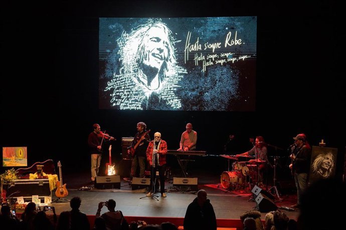 Acto de homenaje a Robe Iniesta, en el Palacio de Congresos de Plasencia