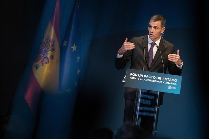 El presidente del Gobierno, Pedro S&aacute;nchez, clausura el acto de 'Avanzando en el Pacto de Estado frente a la Emergencia Clim&aacute;tica' en el C&iacute;rculo de Bellas Artes, a 17 de diciembre de 2025, en Madrid (Espa&ntilde;a).