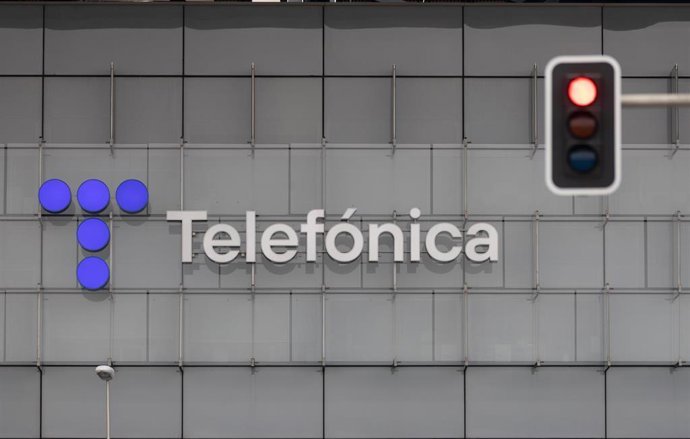 Archivo - Un sem&aacute;foro en rojo frente a la sede de Telef&oacute;nica, a 28 de noviembre de 2023, en Madrid (Espa&ntilde;a).