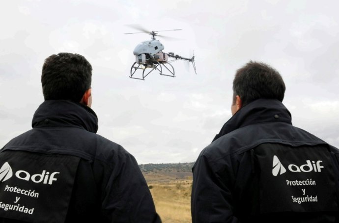 Archivo - Personal de seguridad de Adif trabajando con un dron