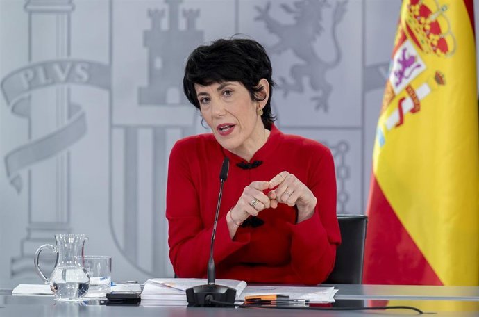 La ministra de Seguridad Social, Inclusi&oacute;n y Migraciones y nueva portavoz del Gobierno, Elma Saiz, durante una rueda de prensa posterior al Consejo de Ministros, en el Palacio de la Moncloa, a 23 de diciembre de 2025, en Madrid (Espa&ntilde;a).  El Gobierno ha a