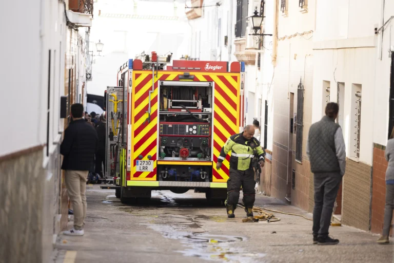 Fallecen dos menores en un incendio domiciliario en Alhaurín el Grande, Málaga; otro niño y su