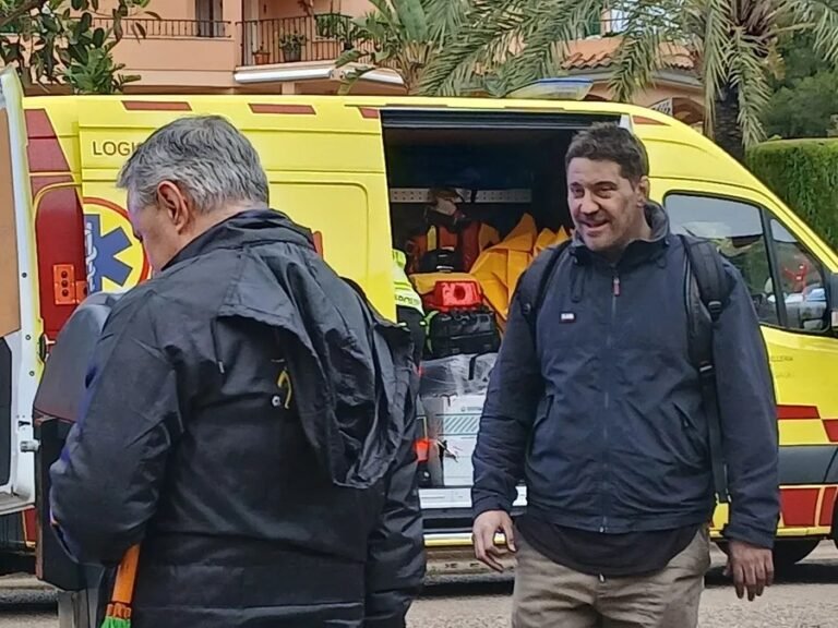 Cuatro afectados por humo tras el incendio de un garaje en un edificio de Sa Coma, Mallorca