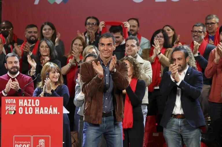 Pedro S&aacute;nchez (c) y el l&iacute;der de los socialistas extreme&ntilde;os y candidato a la Presidencia de la Junta, Miguel &Aacute;ngel Gallardo (d).
