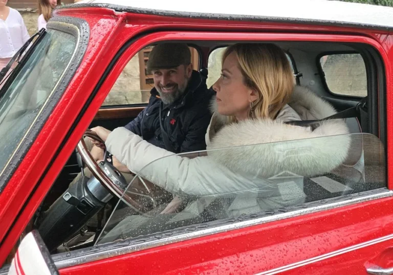 Abascal recibe en su casa a la primera ministra italiana, Giorgia Meloni; Feijóo critica a Delcy